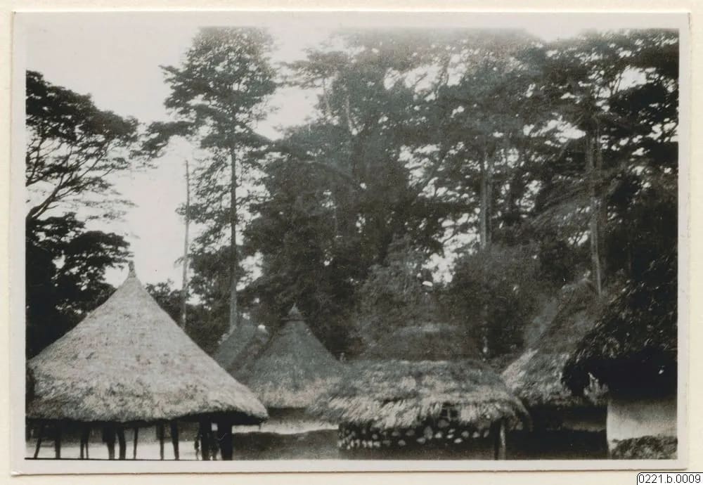 Round houses inside a Kissi town, 1930–31
