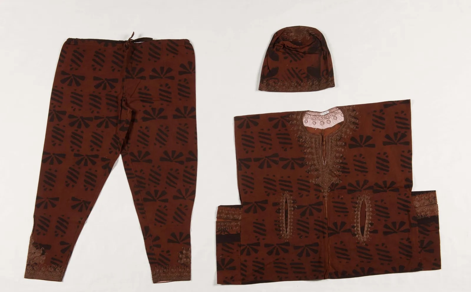 Ronko: dyed and stamped trousers, jacket and cap (Limba: huron)