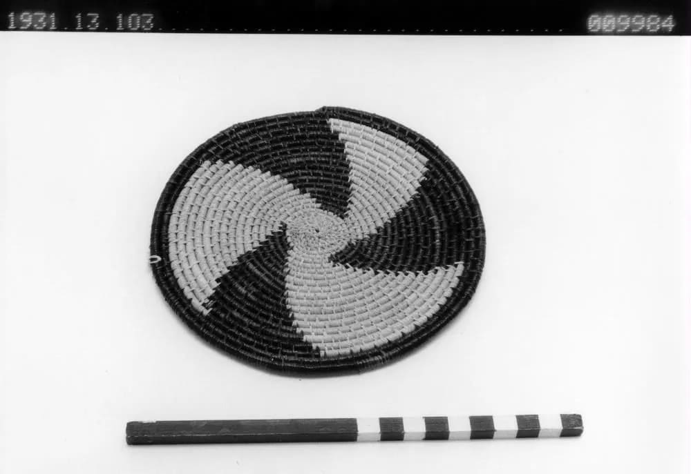 Small plaited tray