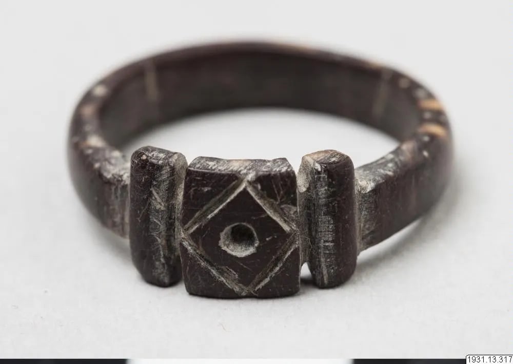 Horn ring with a carved plate, Vai, collected 1931