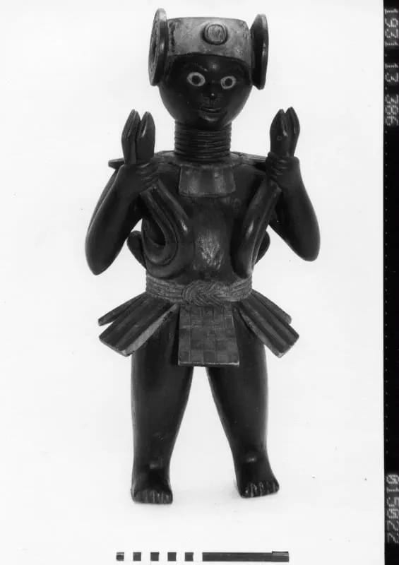 Figure of a man wrapped in snakes, Kono