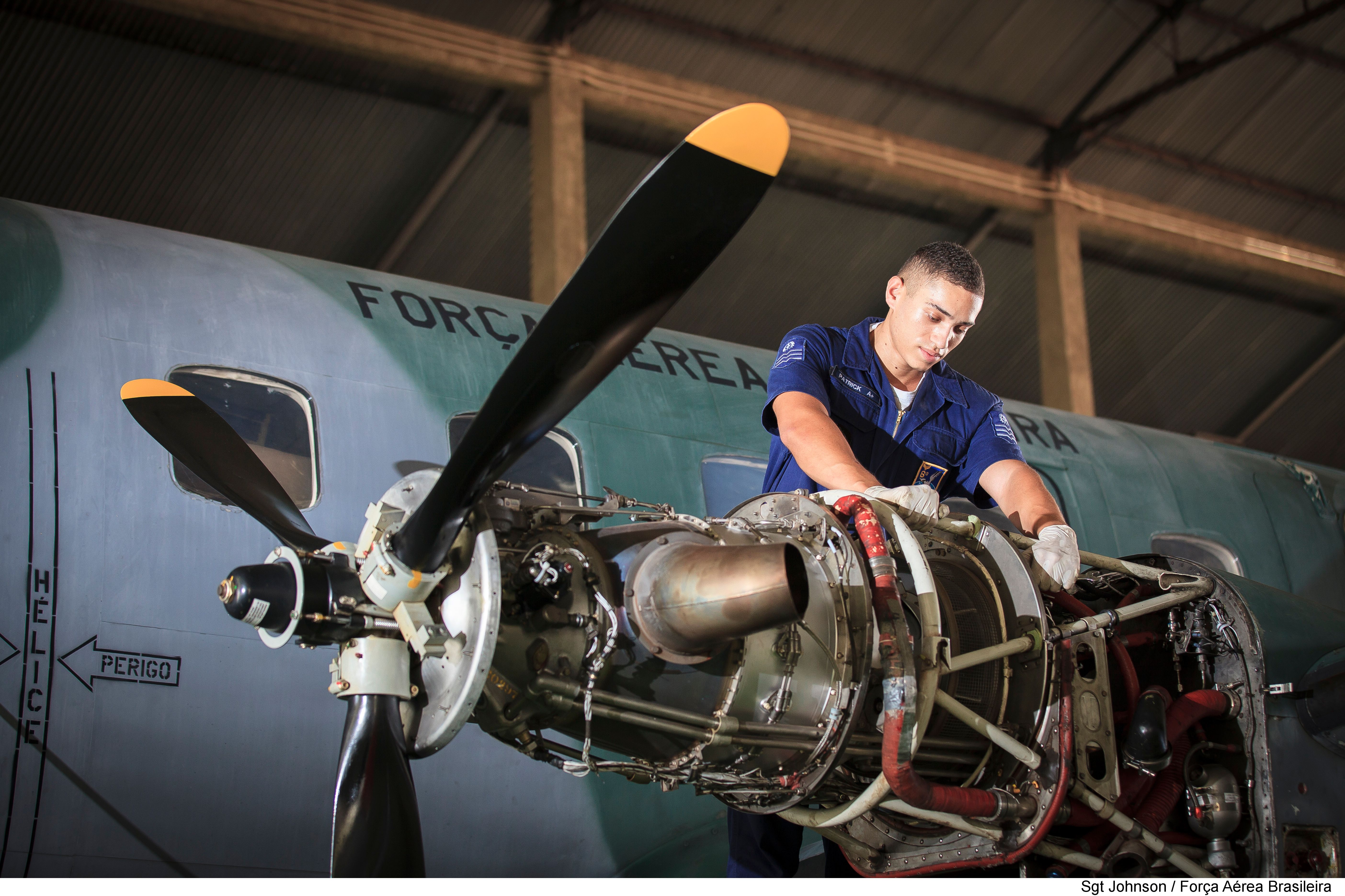 Mecânico fazendo manutenção em um motor de avião.jpg