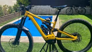 Bicicleta Eléctrica Specialized Turbo Levo-Black / Brassy Yellow.  Año 2021