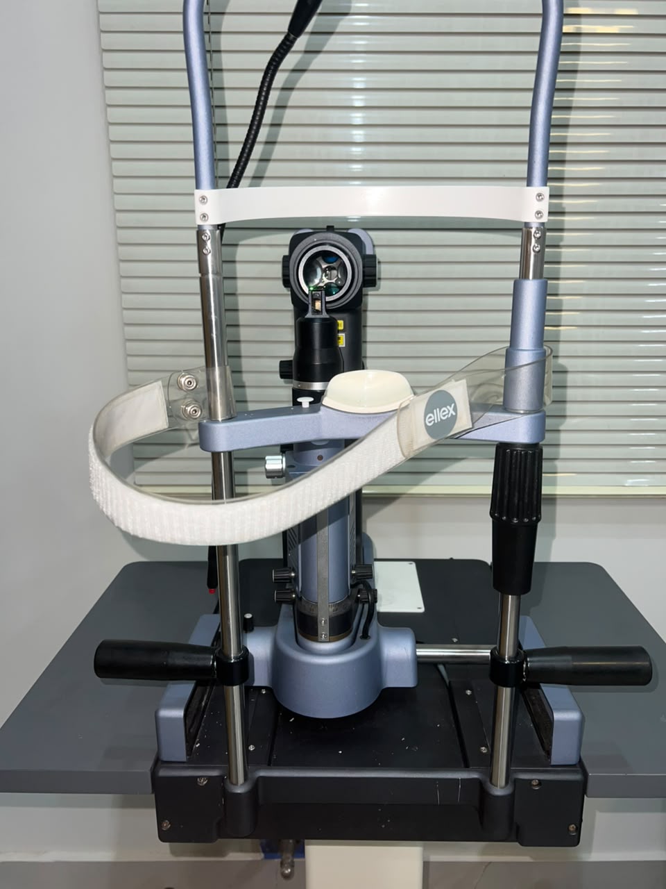 Lumenis Aura PT Nd:YAG Ophthalmic Photodisruptor Laser System with Slit Lamp Delivery — image 2