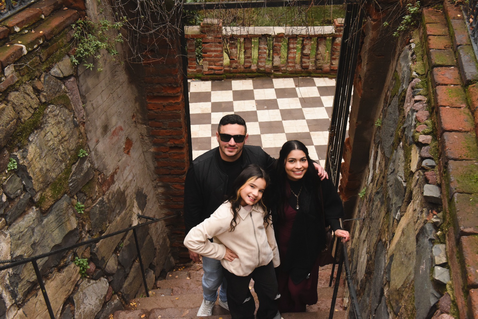 Viajera posando durante la experiencia fotográfica en Santiago
