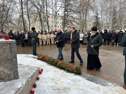 Саровчане возложили цветы к памятнику воинам-интернационалистам