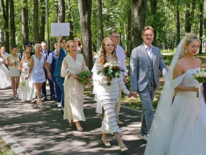 В канун Дня семьи, любви и верности в парке «Швейцария» заключили брак 13 пар молодоженов