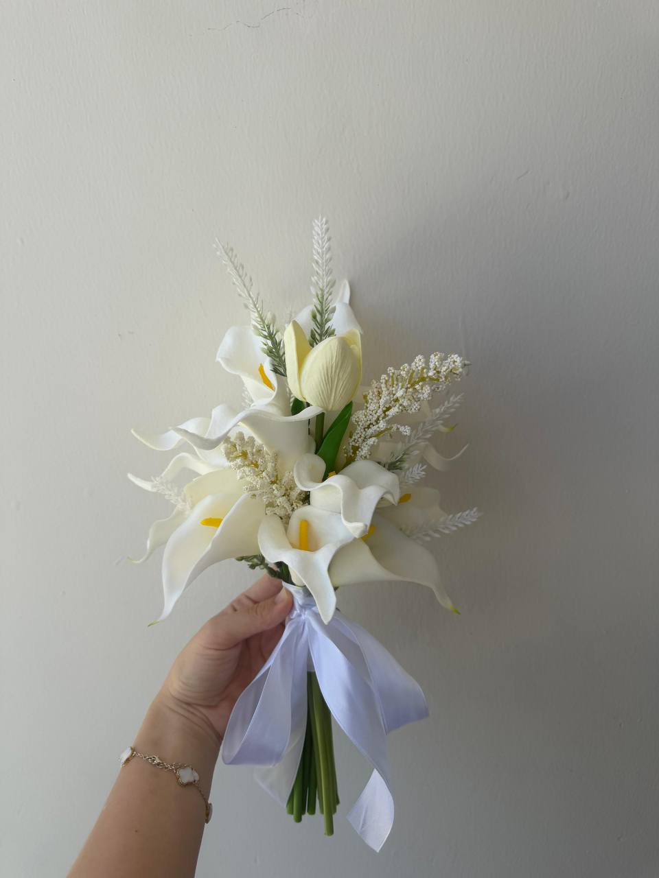 Elegant White Calla Bouquet thumbnail 6