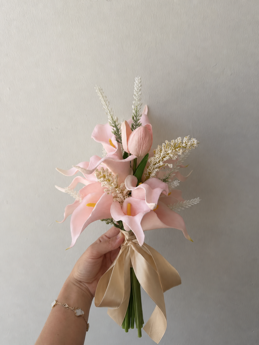 Elegant White Calla Bouquet thumbnail 3
