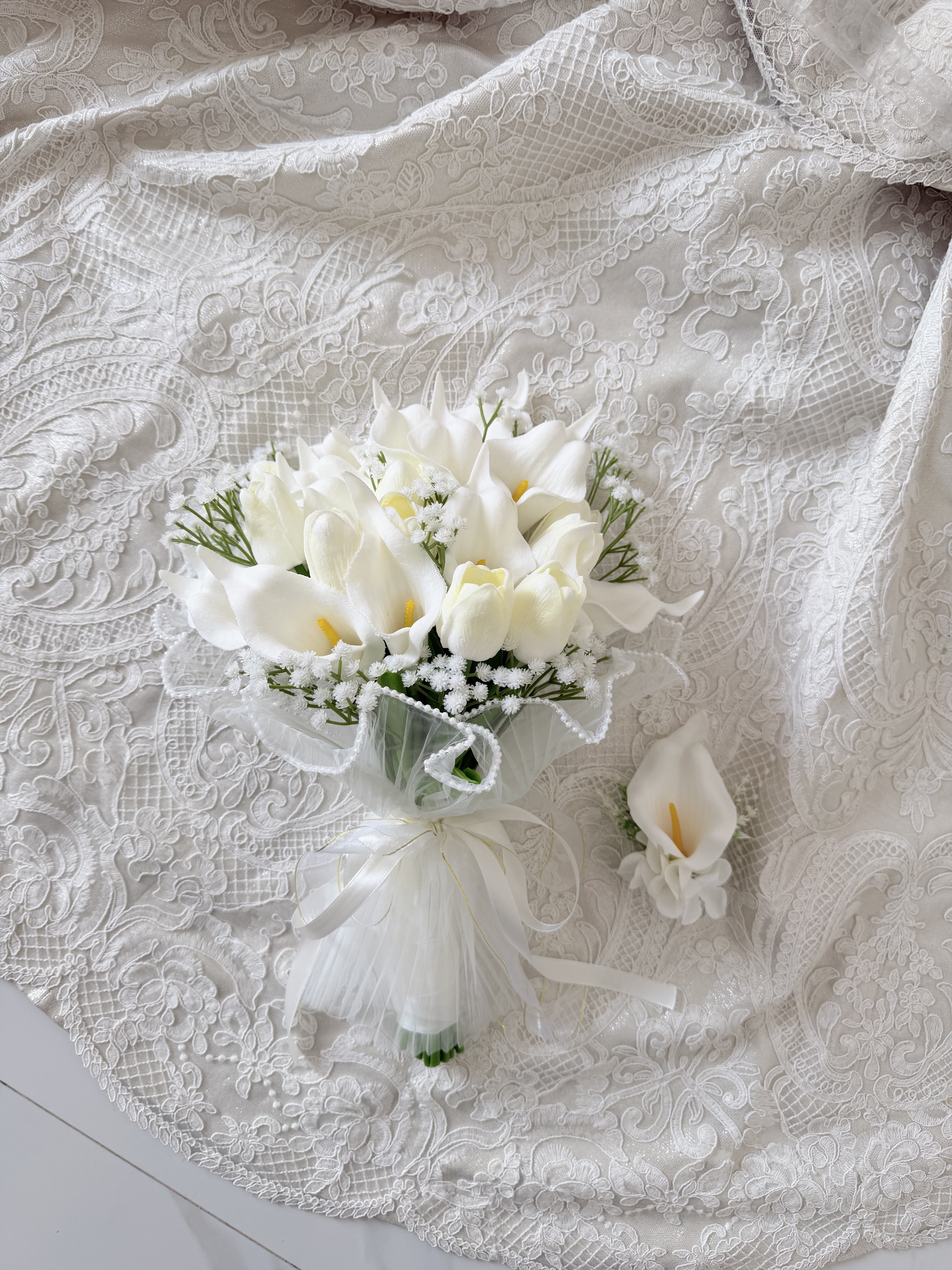 Ivory Lace Calla Bouquet thumbnail 6