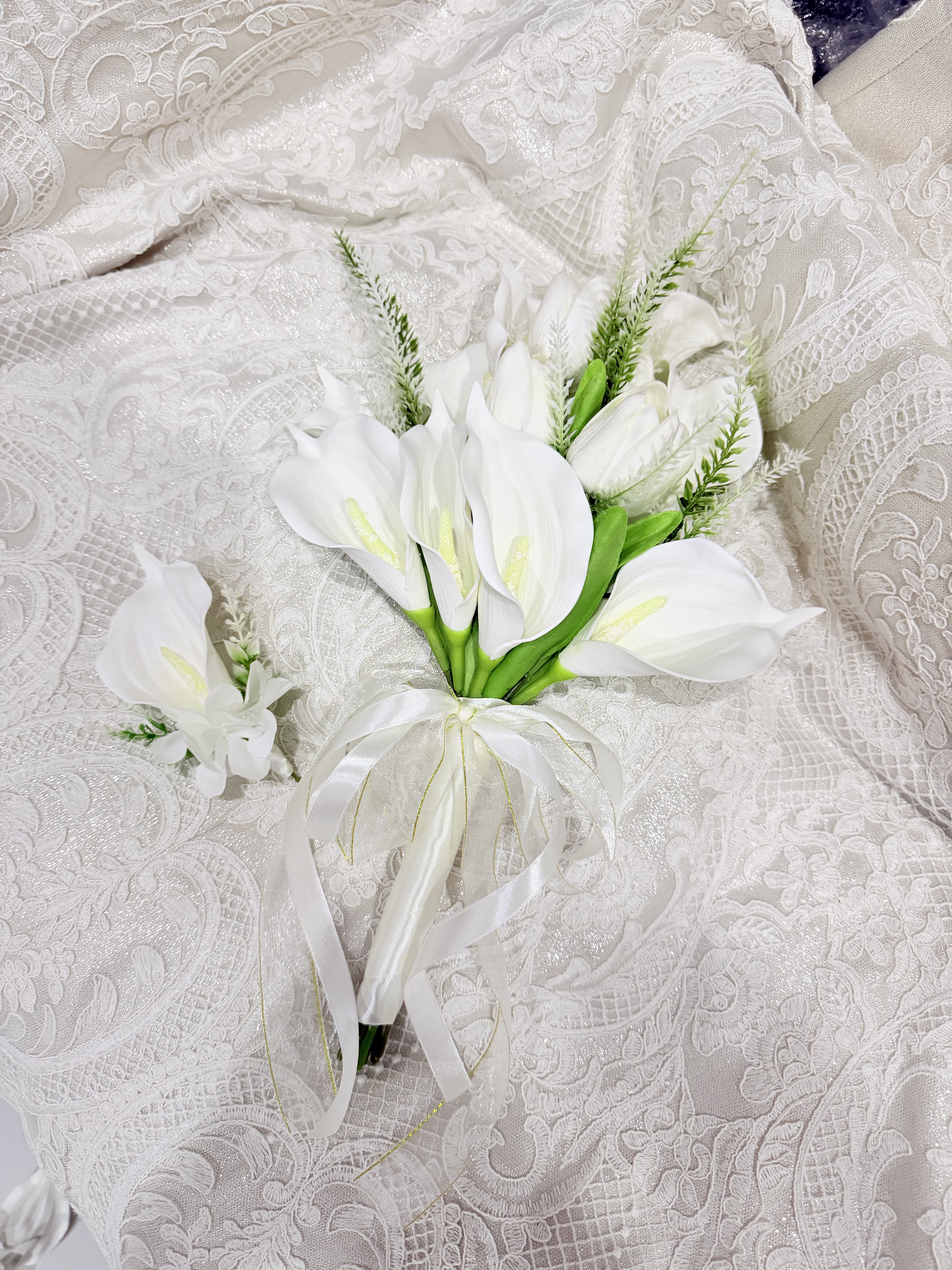 Ivory Pearl Lace Calla Bouquet thumbnail 6