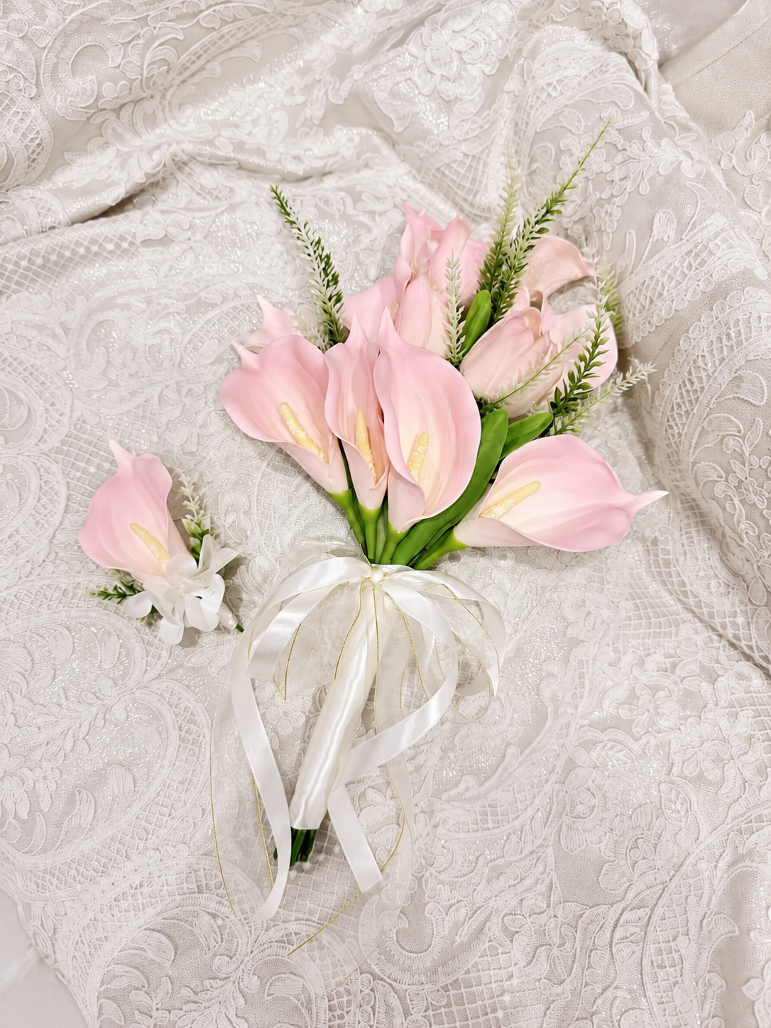 Ivory Pearl Lace Calla Bouquet thumbnail 3