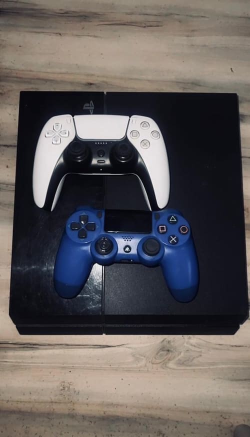 PS4 with 2 pads and games