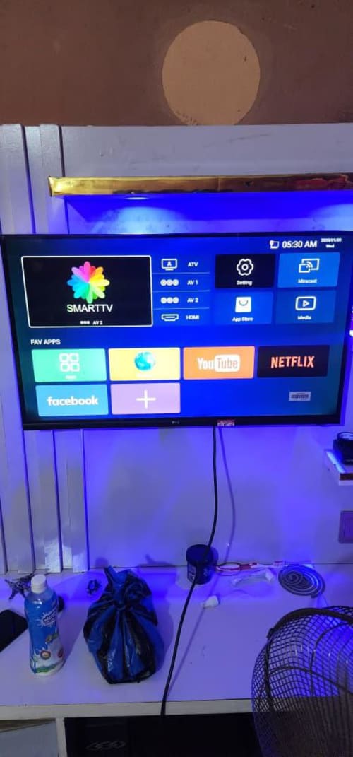LG 32" smart tv
