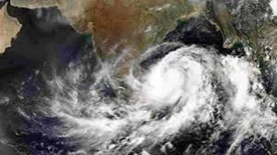 బంగాళాఖాతంలో అల్పపీడనం బలపడే అవకాశం.. ఏపీలో వర్షాల హెచ్చరిక