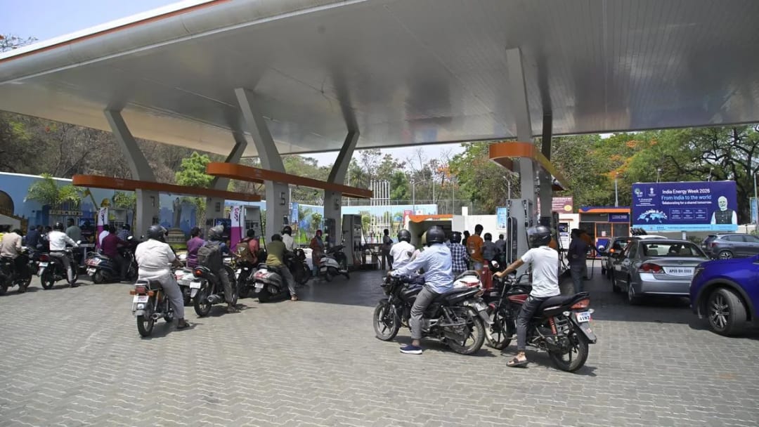 పెట్రోల్‌, డీజిల్‌పై లీటరుకు రూ.3 పెంపు