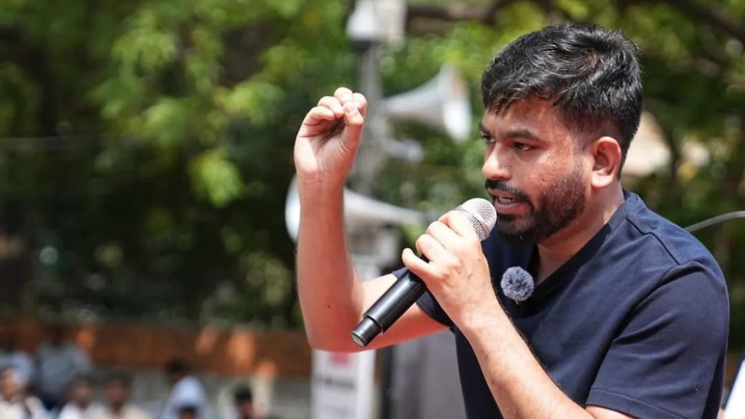 నీట్ పేపర్ లీక్‌పై కాక్‌రోచ్ జనతా పార్టీ నిరసన