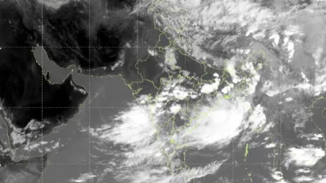 పశ్చిమ తీరానికి భారీ వర్షాలు.. కొన్ని రాష్ట్రాల్లో ఇంకా వేడి తీవ్రత