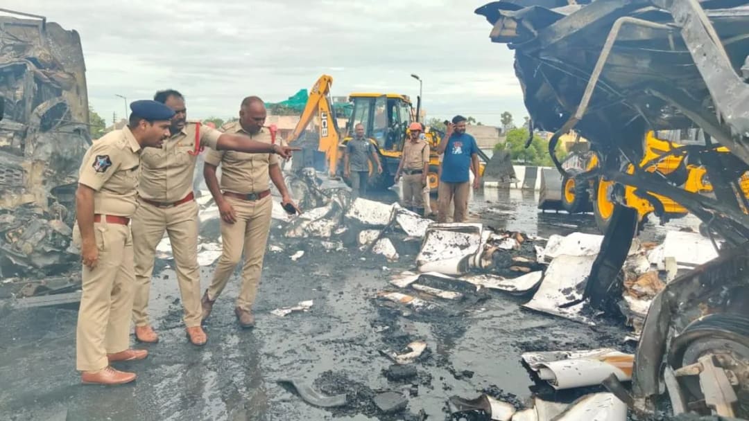 గుంటూరు జిల్లాలో ఘోర రోడ్డు ప్రమాదం.. ఢీకొన్న రెండు లారీలు, మంటల్లో పలువురు సజీవ దహనం