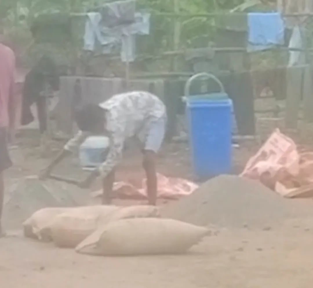 చదువుకునే పిల్లలతో సిమెంట్ పనులా....