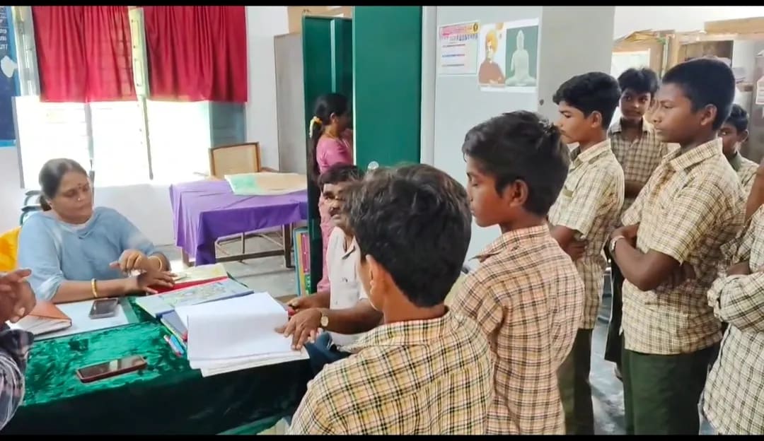విద్యార్థులతో పనులు చేయిస్తే కఠిన చర్యలు తప్పవు* విద్యార్థులతో పనులు చేయించిన హాస్టల్ ఉద్యోగి సస్పెన్షన్. జిల్లా కలెక్టర్ కె. దినేష్ కుమార్