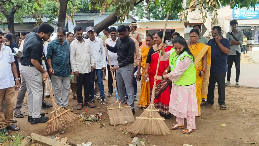 స్వర్ణాంధ్ర - స్వచ్ఛ ఆంధ్రకు శ్రీకారం.