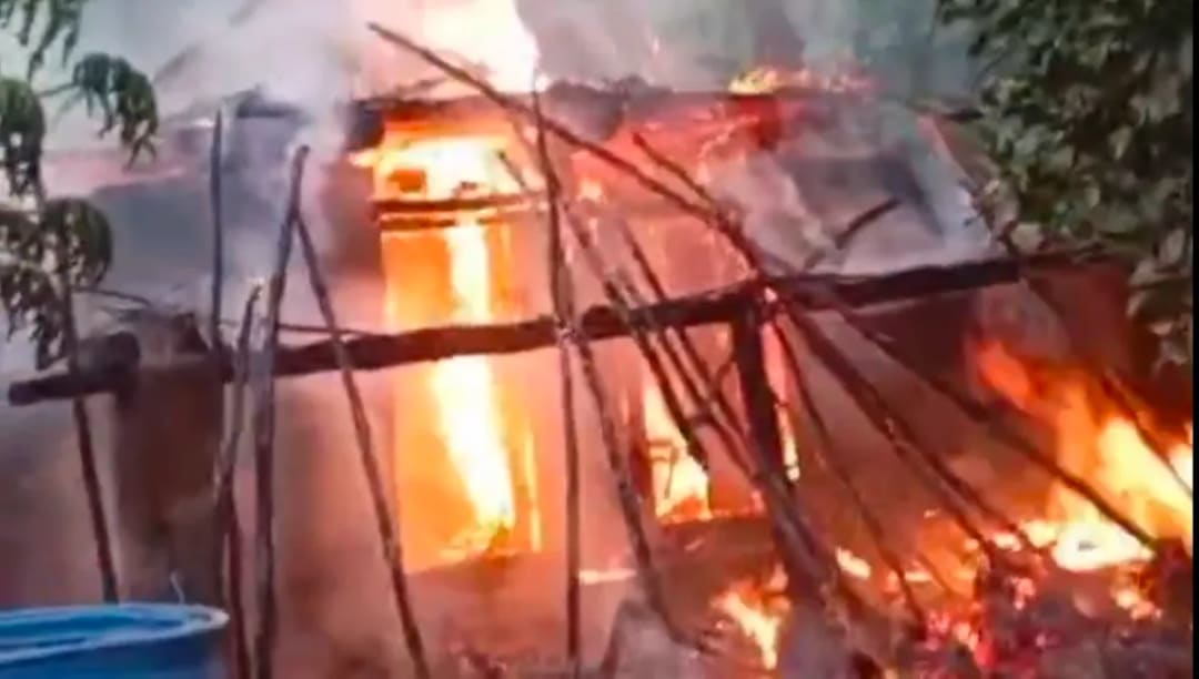 షార్ట్ సర్క్యూట్‌తో తాటాకిళ్లు దగ్ధం... రోడ్డున పడ్డ గిరిజన కుటుంబం