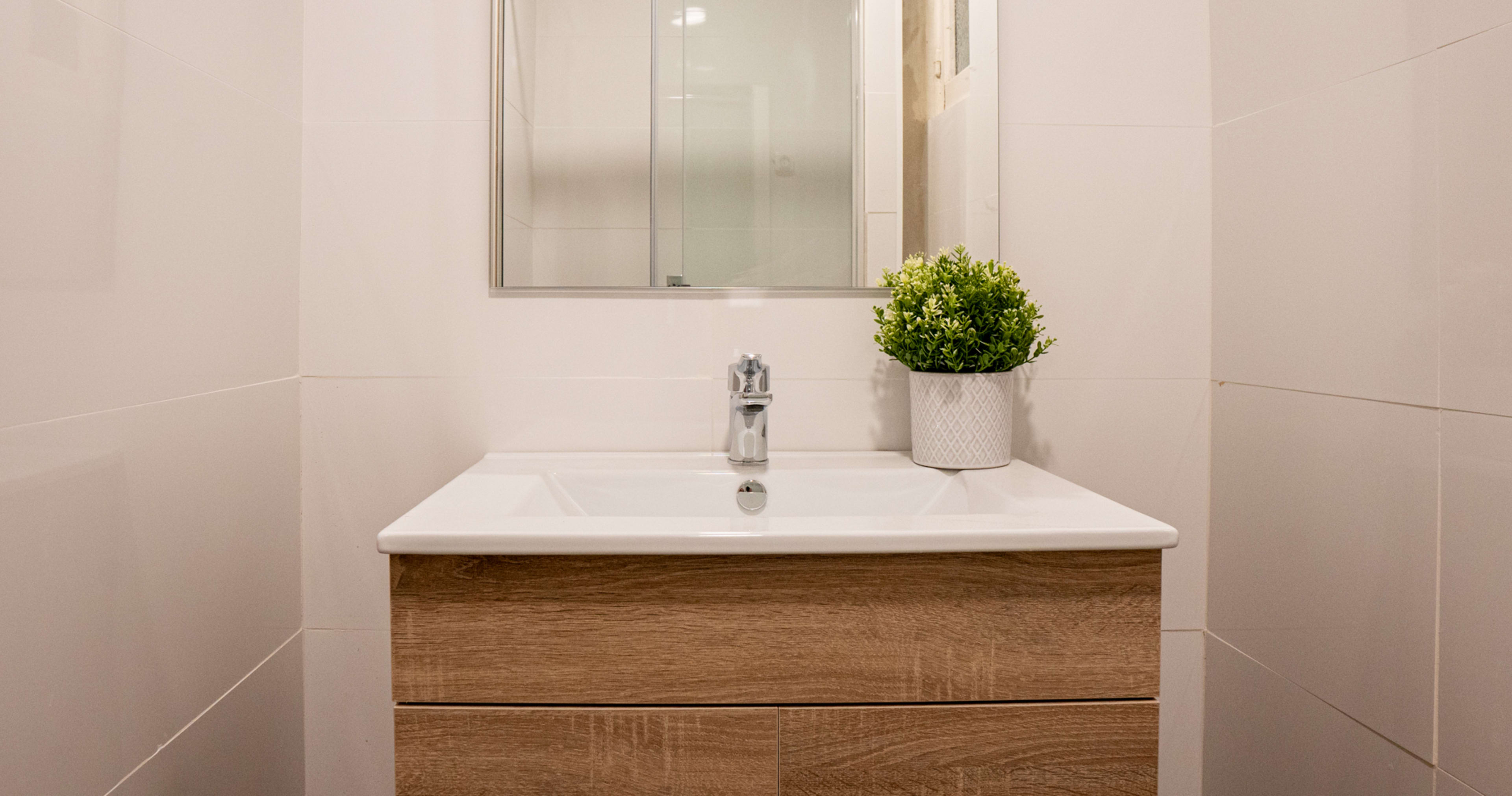 B.  los Herreros,  12