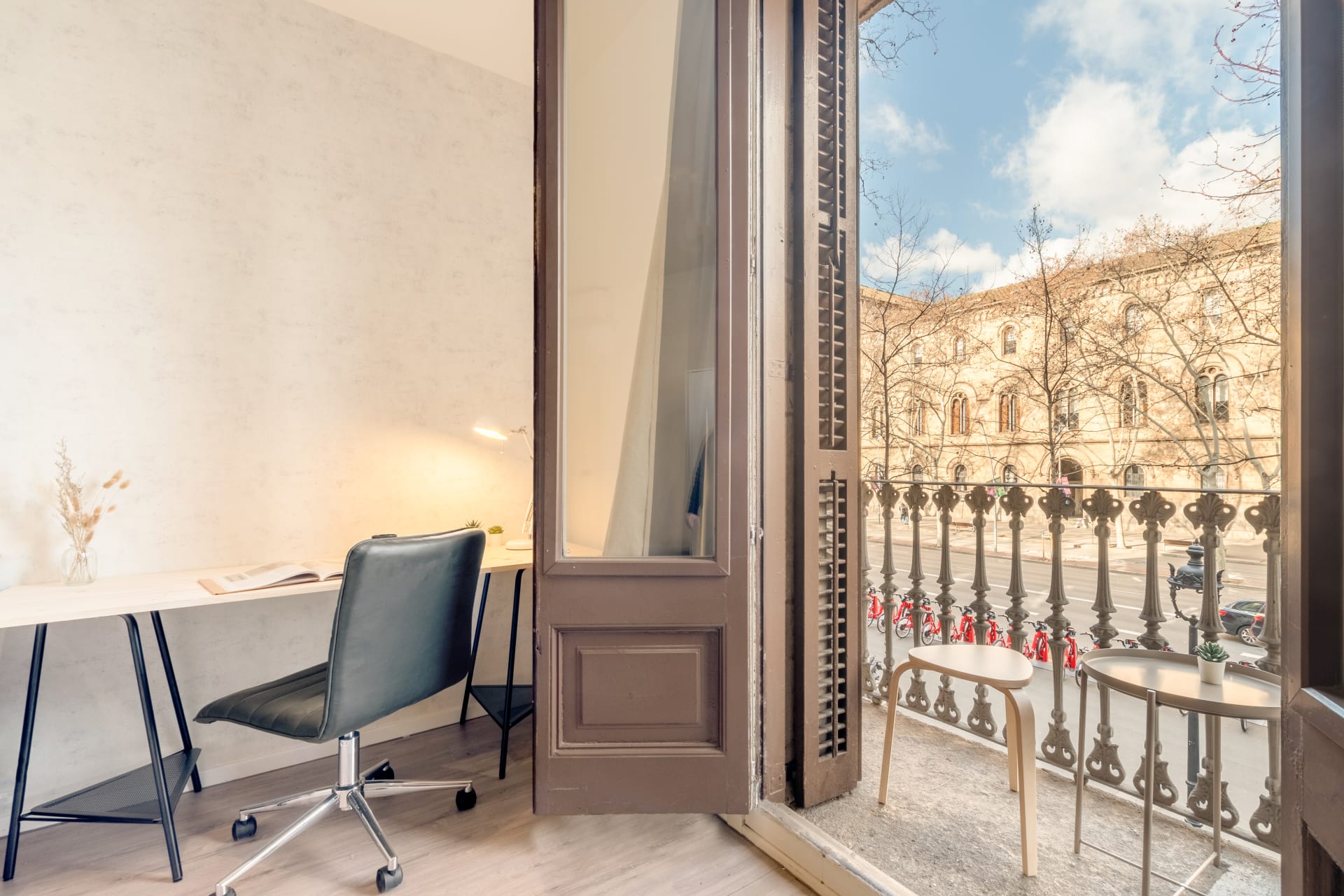 GVC596 - H2 AMARILLA CALLE BALCON