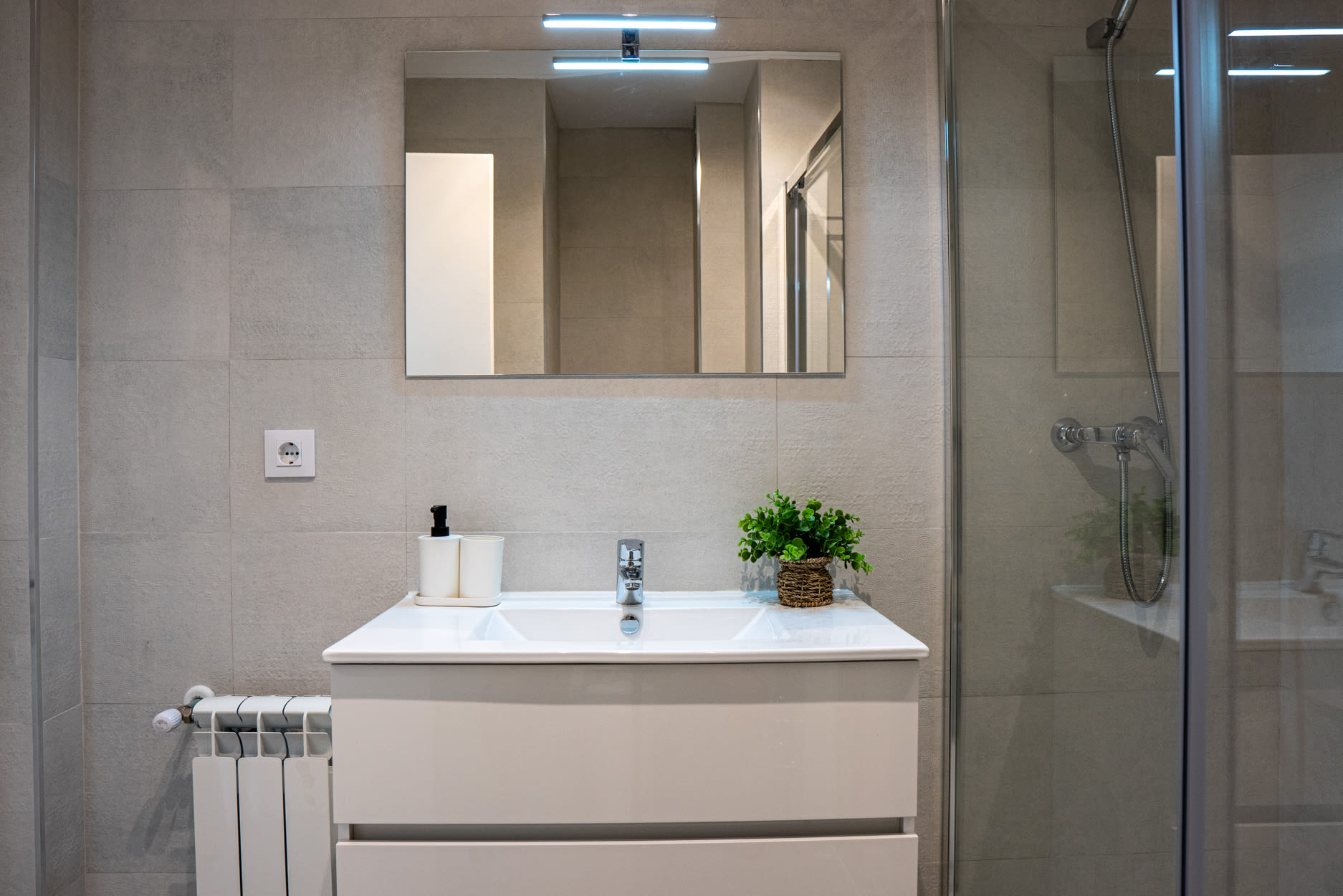 CEABER37 - H6 PRIVATE BATHROOM