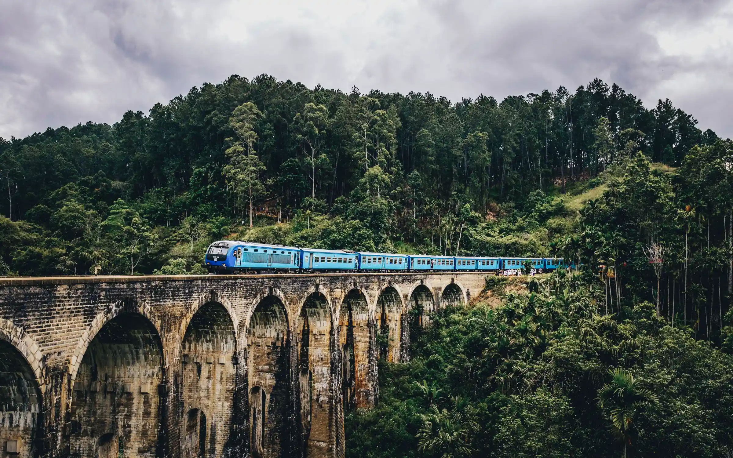 Train crossing Nine Arch Bridge. Photo by : Hendrik Cornelissen