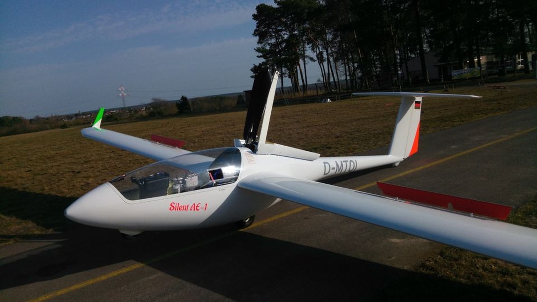 Silent AE 1 electric self launching ultralight glider