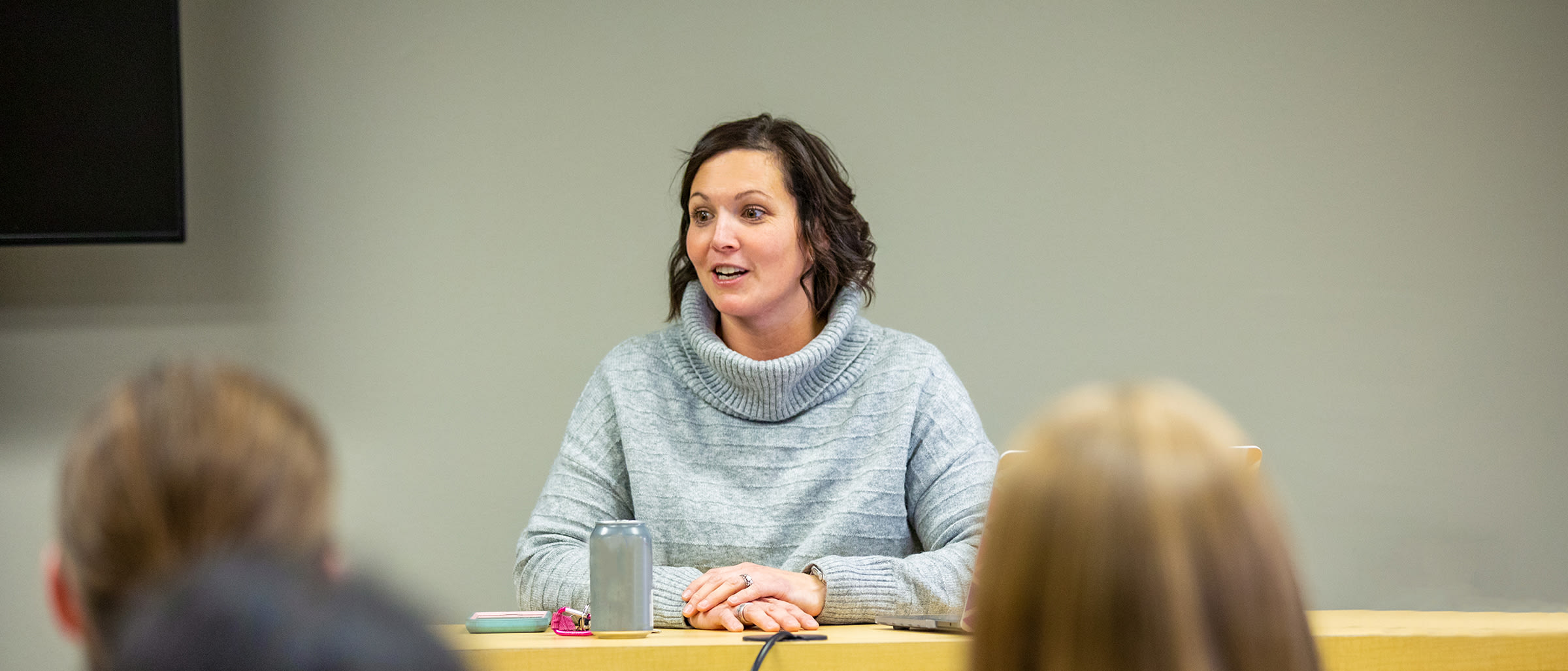Andi Thacker teaching a class
