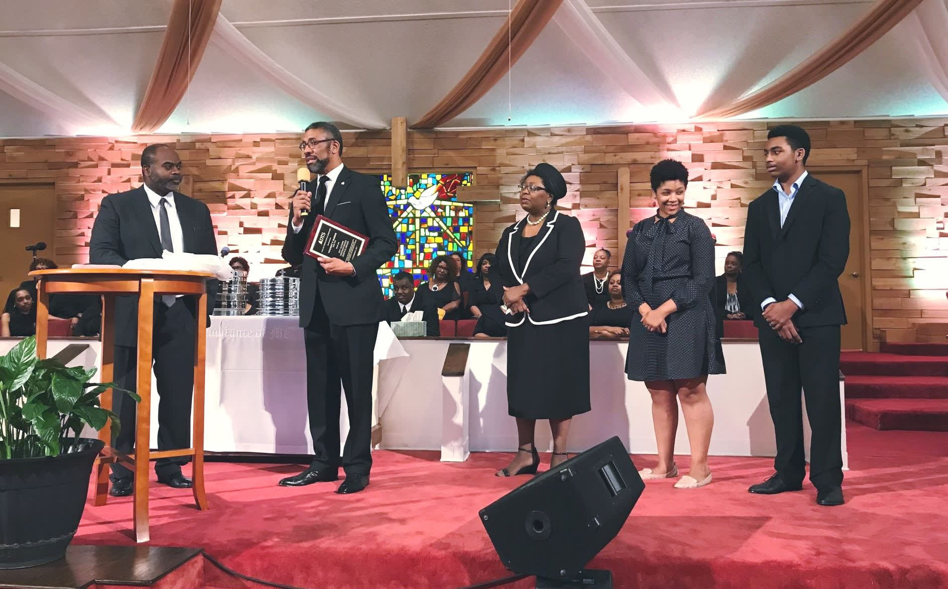 DTS alum Vincent Parker receiving DTS Distinguished Service Award