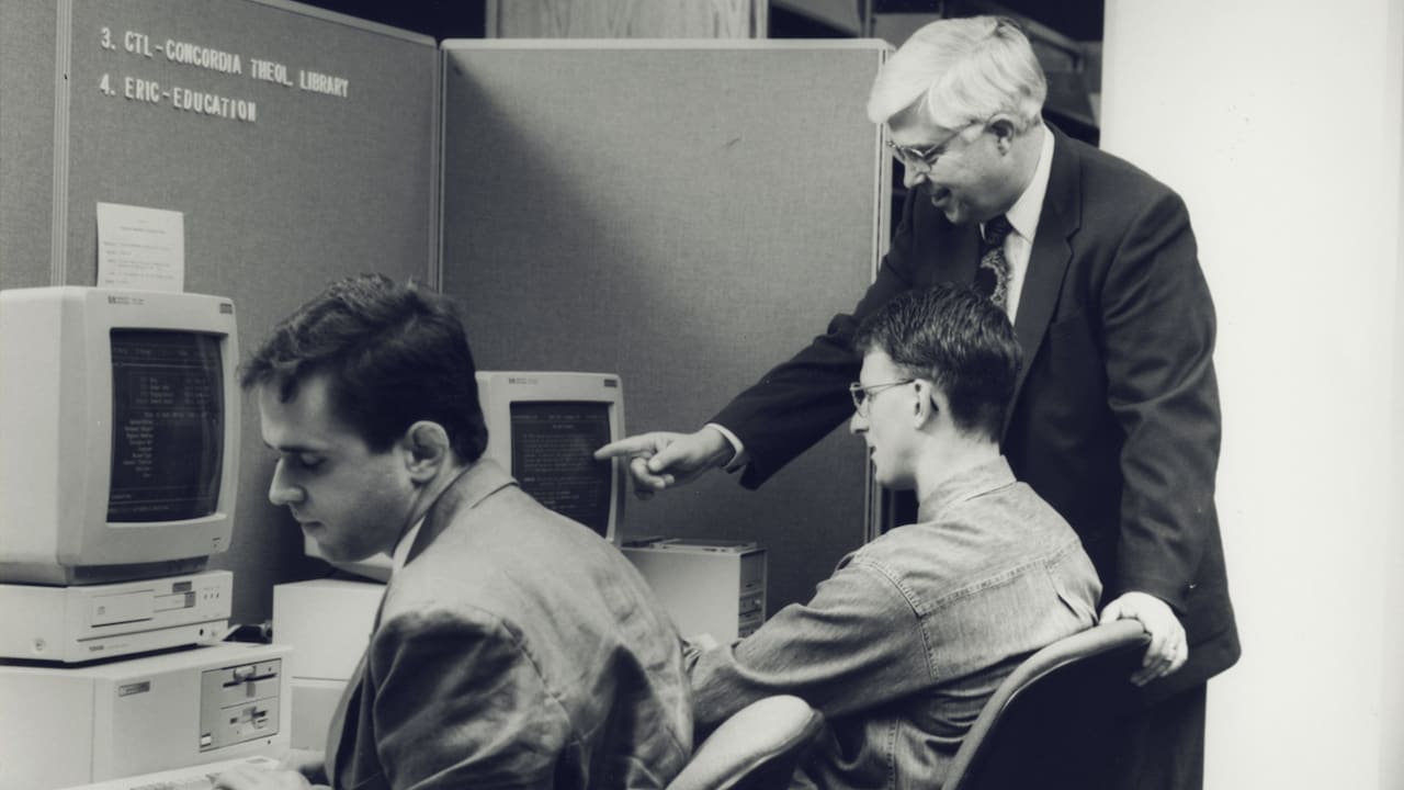 Dr. Elliott Johnson instructing students at computers