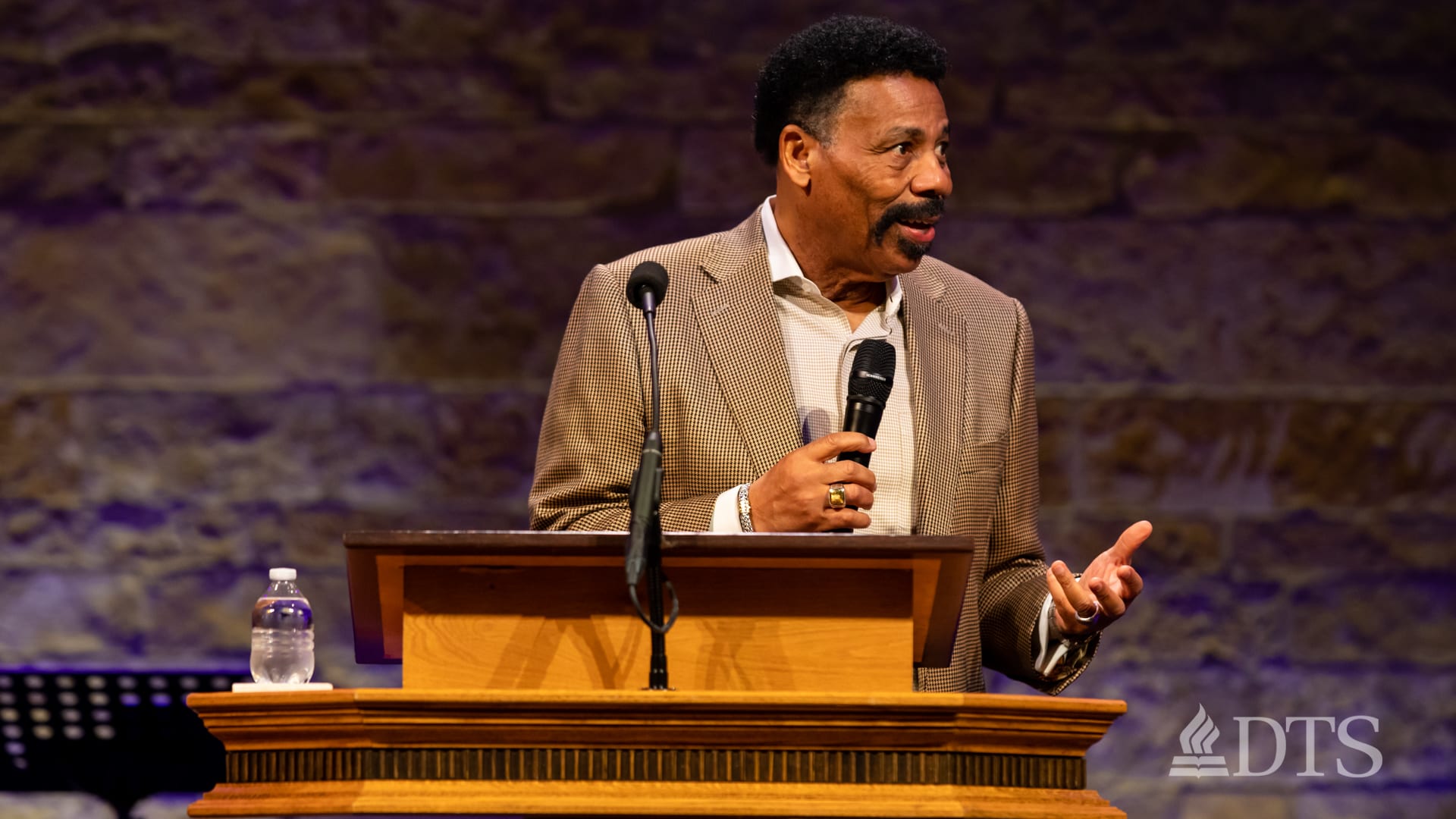 Tony Evans parching at the DTS Pulpit
