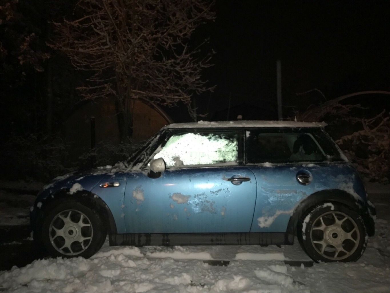 RK02UYM 3rd oldest MINI Cooper S R53 Advert Picture in Snow