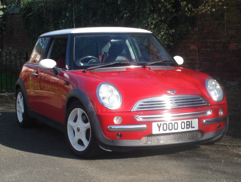 MINI Cooper R50 Red with false Y000 OBL April Fools Number Plate