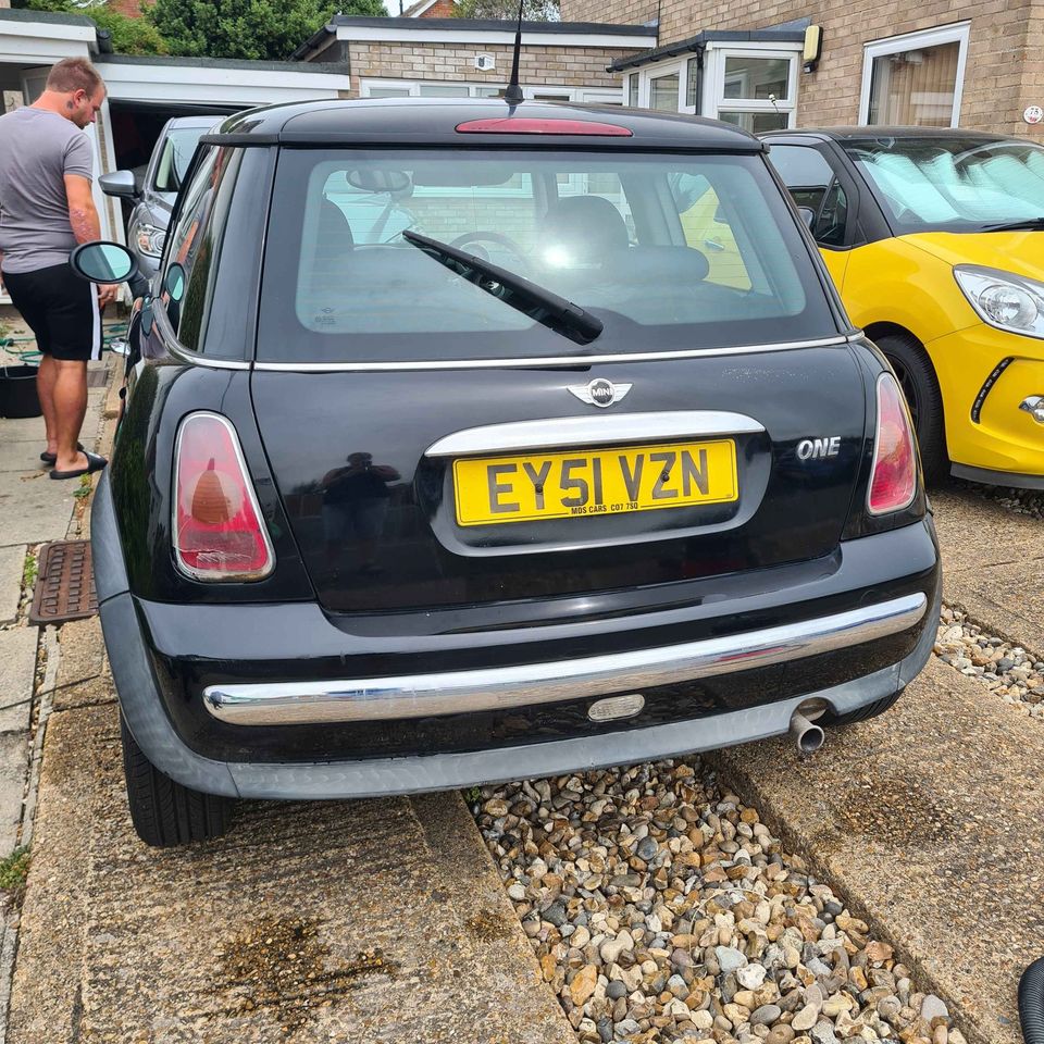 Photo of Black Y Reg BMW MINI ONE R50 Registration Number EY51VZN image 2