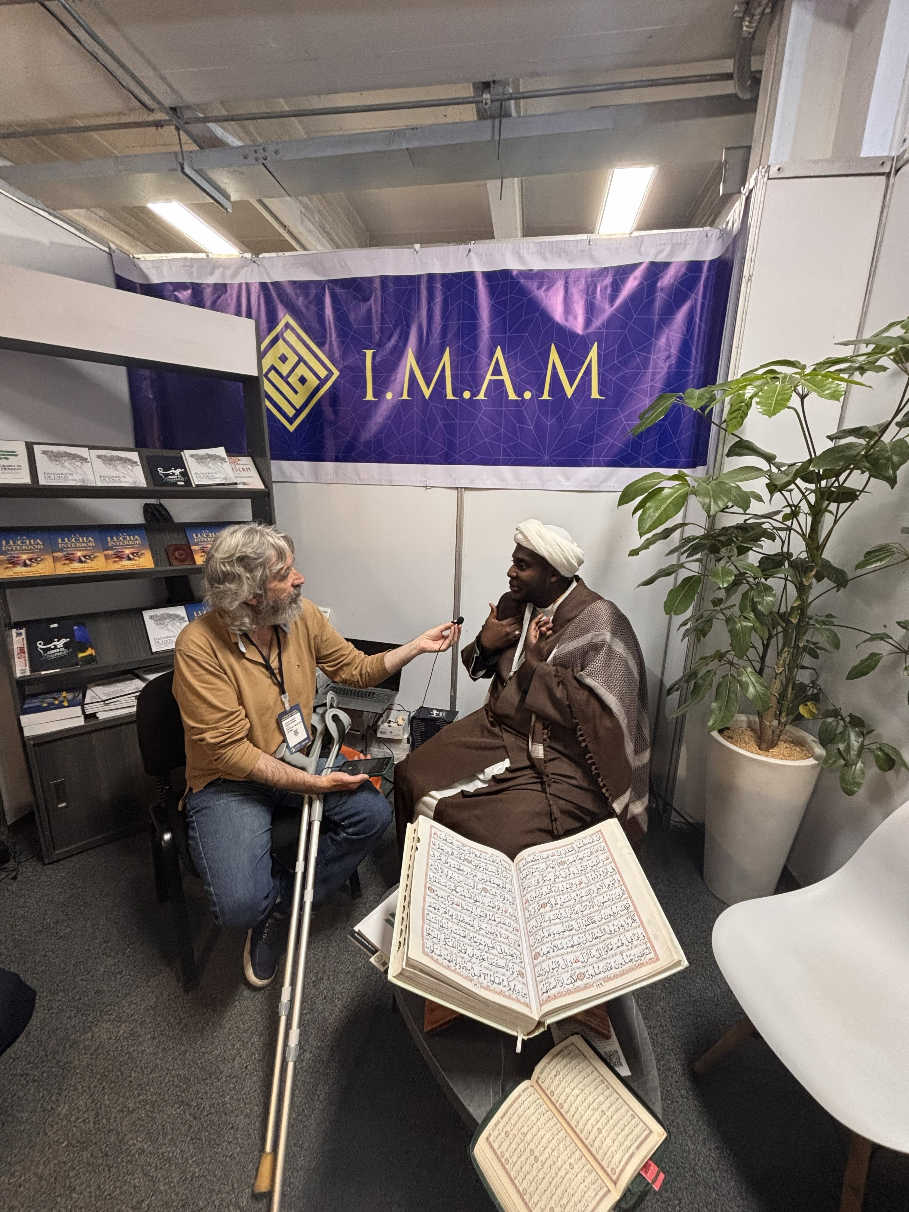 Visitante en el stand de I.M.A.M.