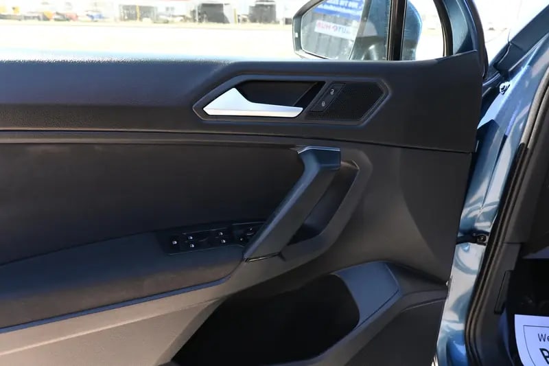 2019 VOLKSWAGEN Tiguan 4Motion S — photo 9