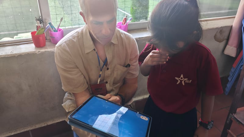 Mateo Solares showing a student how to use the Studycat app