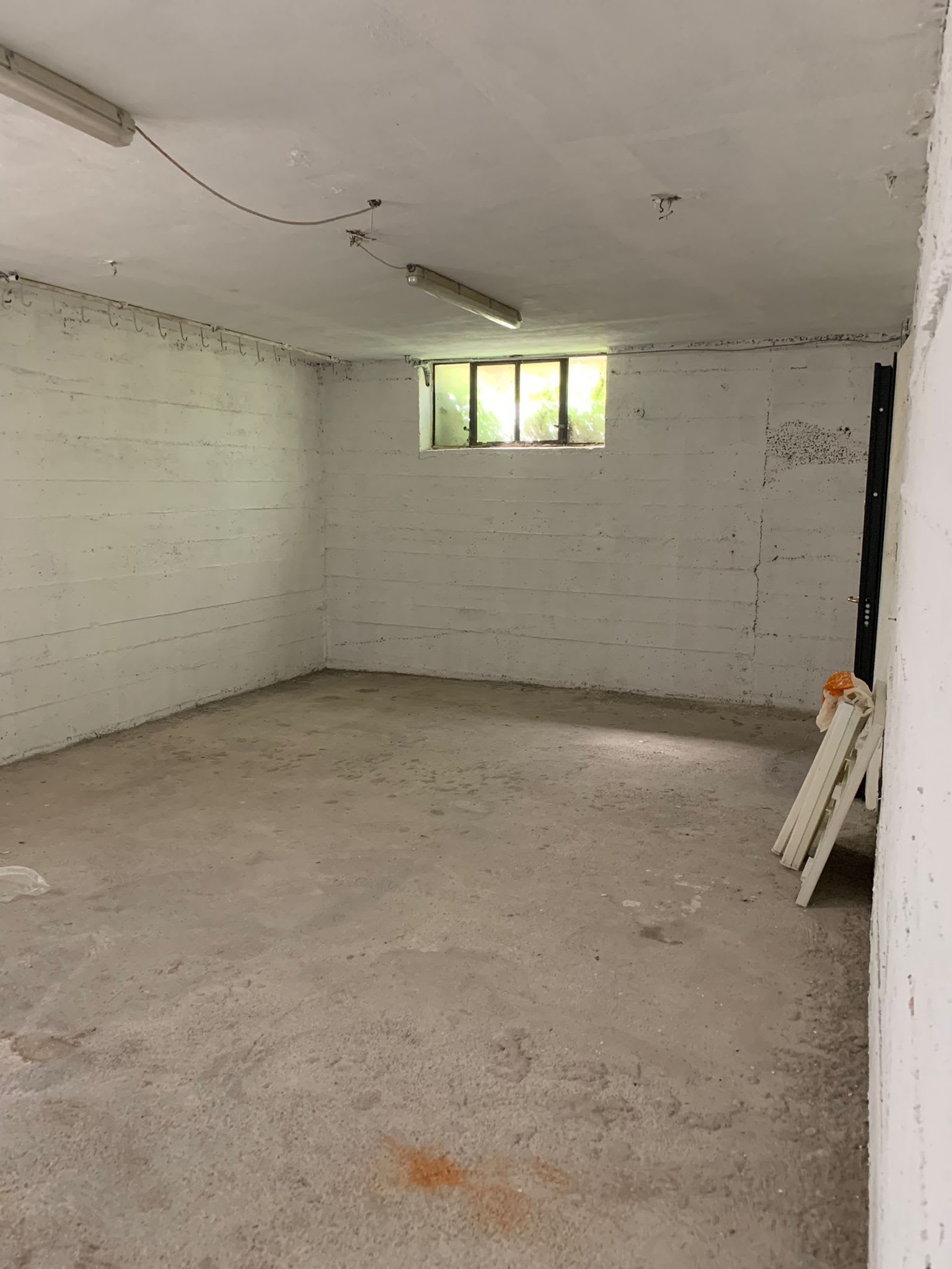 Garage con magazzino/cantina in vendita a Dossobuono
