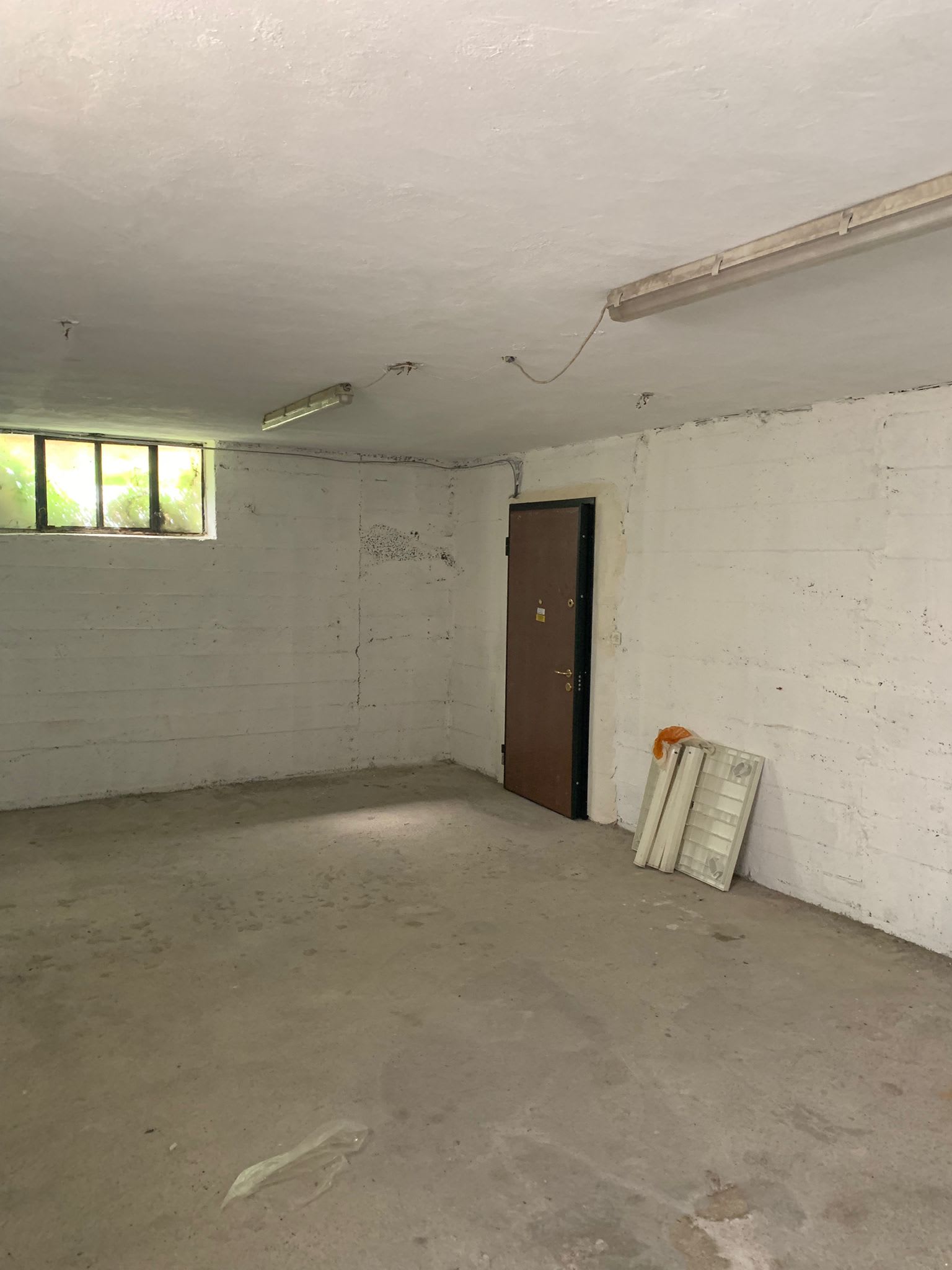 Garage con magazzino/cantina in vendita a Dossobuono