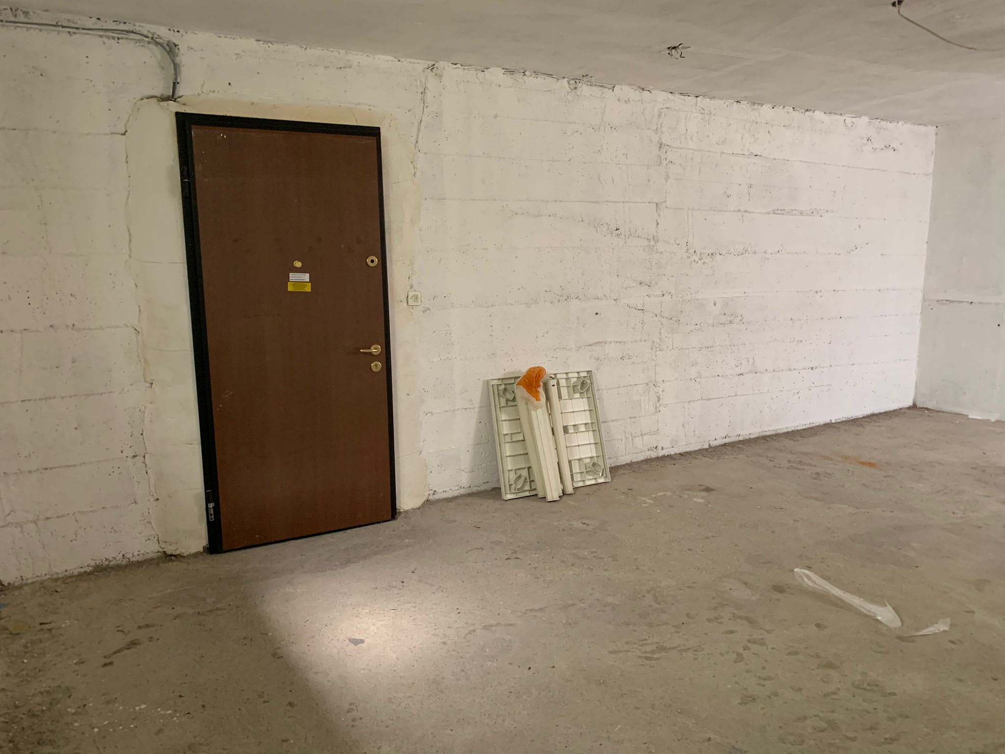 Garage con magazzino/cantina in vendita a Dossobuono
