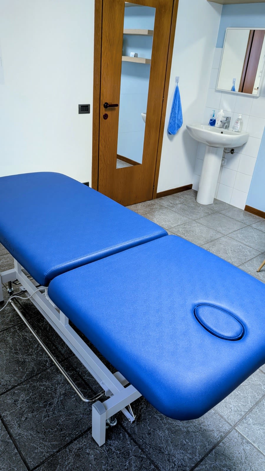 Studio medico con palestra in affitto a ore — Dossobuono