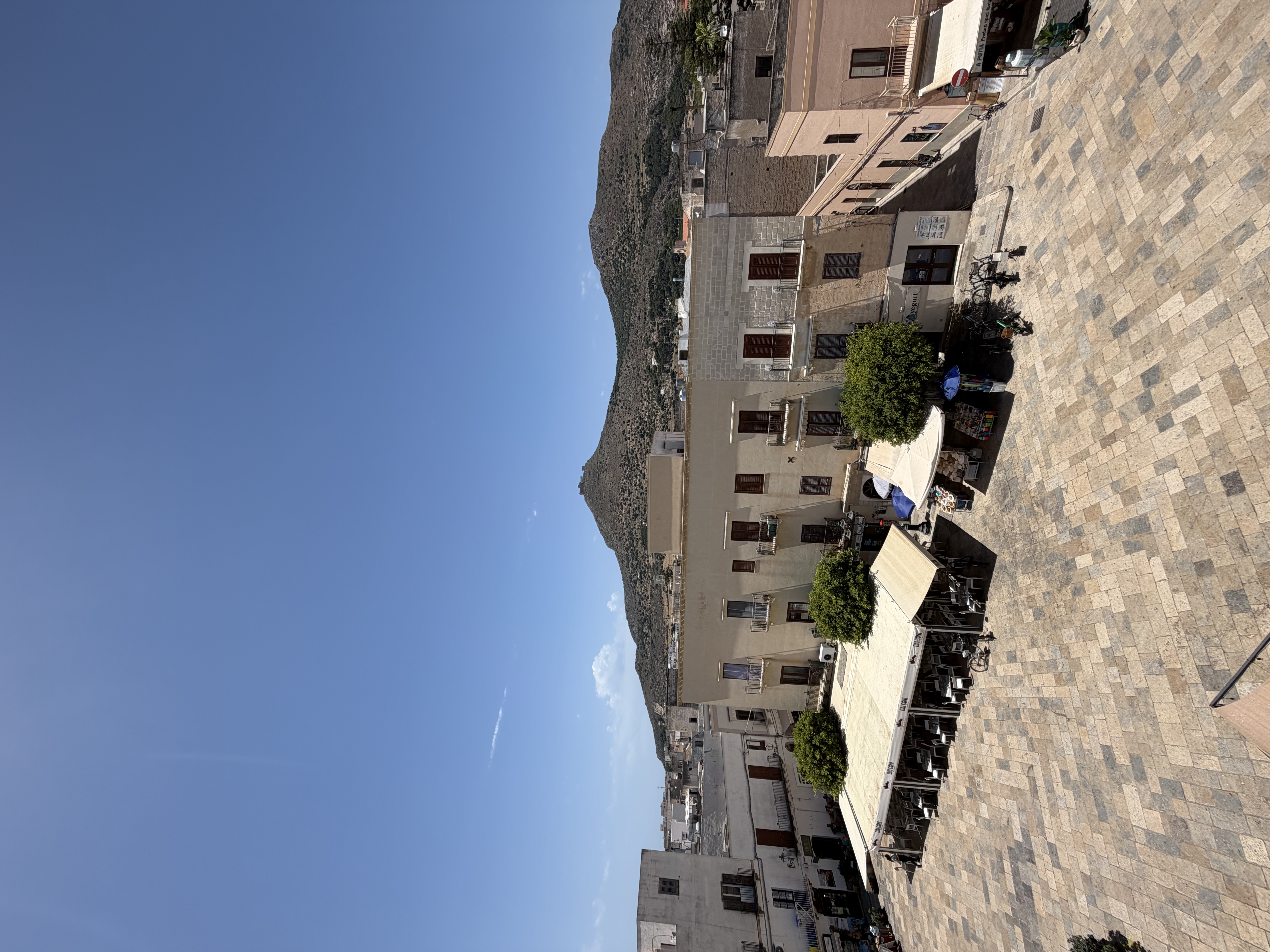 Favignana Al centro di tutto, sopra a tutti. Domina Favignana dall’alto, direttamente dal cuore pulsante della sua piazza centrale. — 15