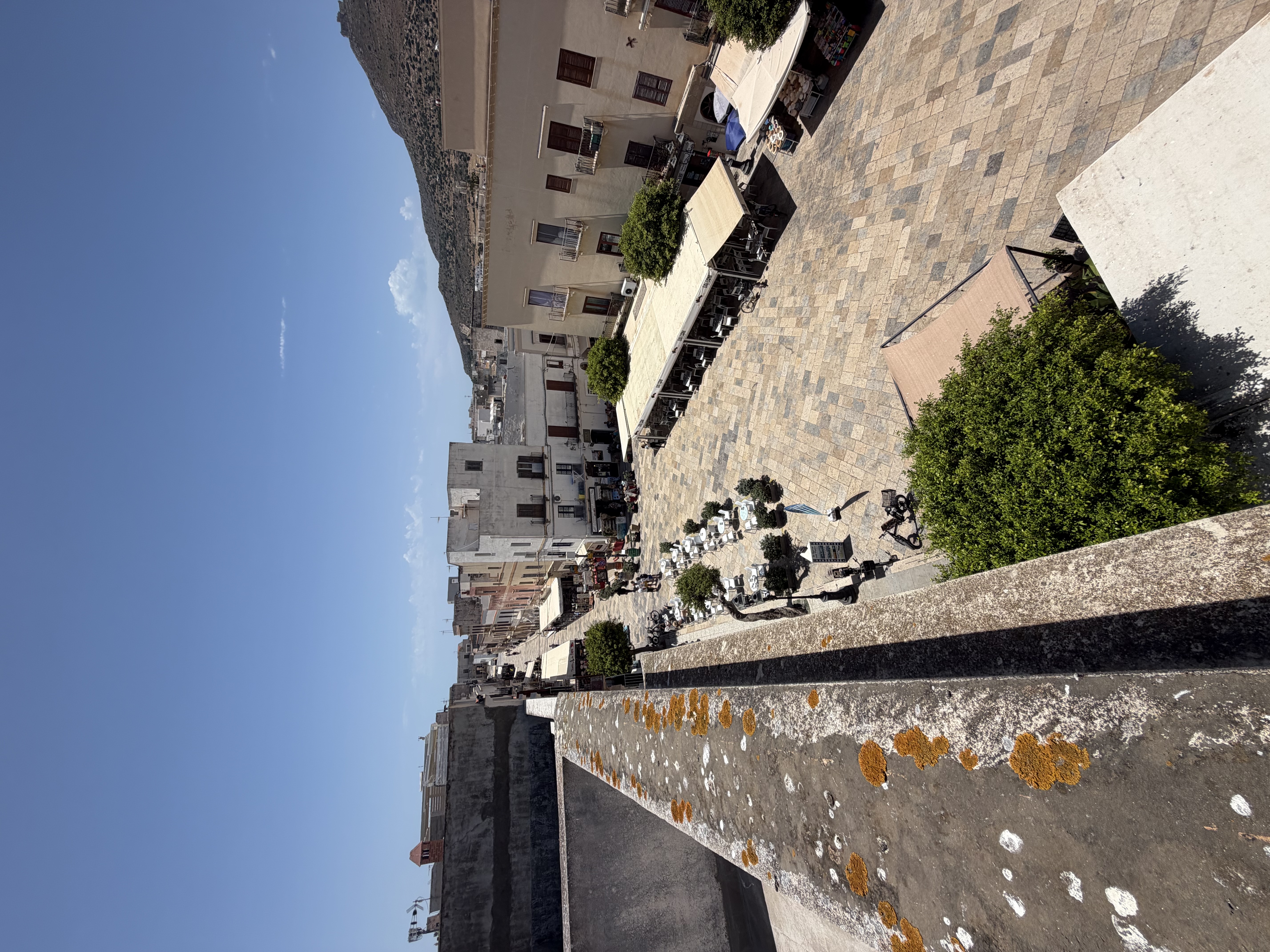 Favignana Al centro di tutto, sopra a tutti. Domina Favignana dall’alto, direttamente dal cuore pulsante della sua piazza centrale. — 16