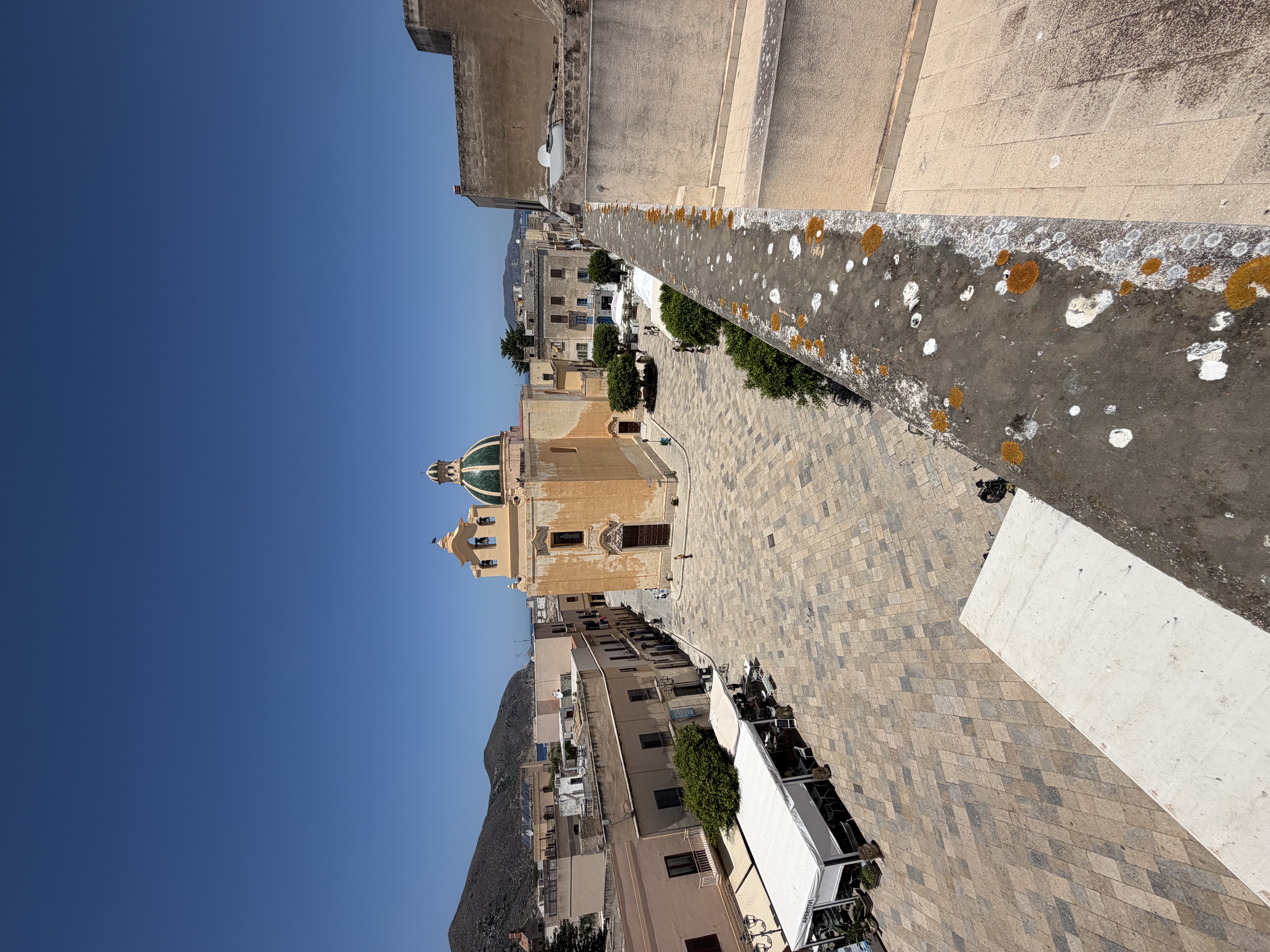 Favignana Al centro di tutto, sopra a tutti. Domina Favignana dall’alto, direttamente dal cuore pulsante della sua piazza centrale. — 18