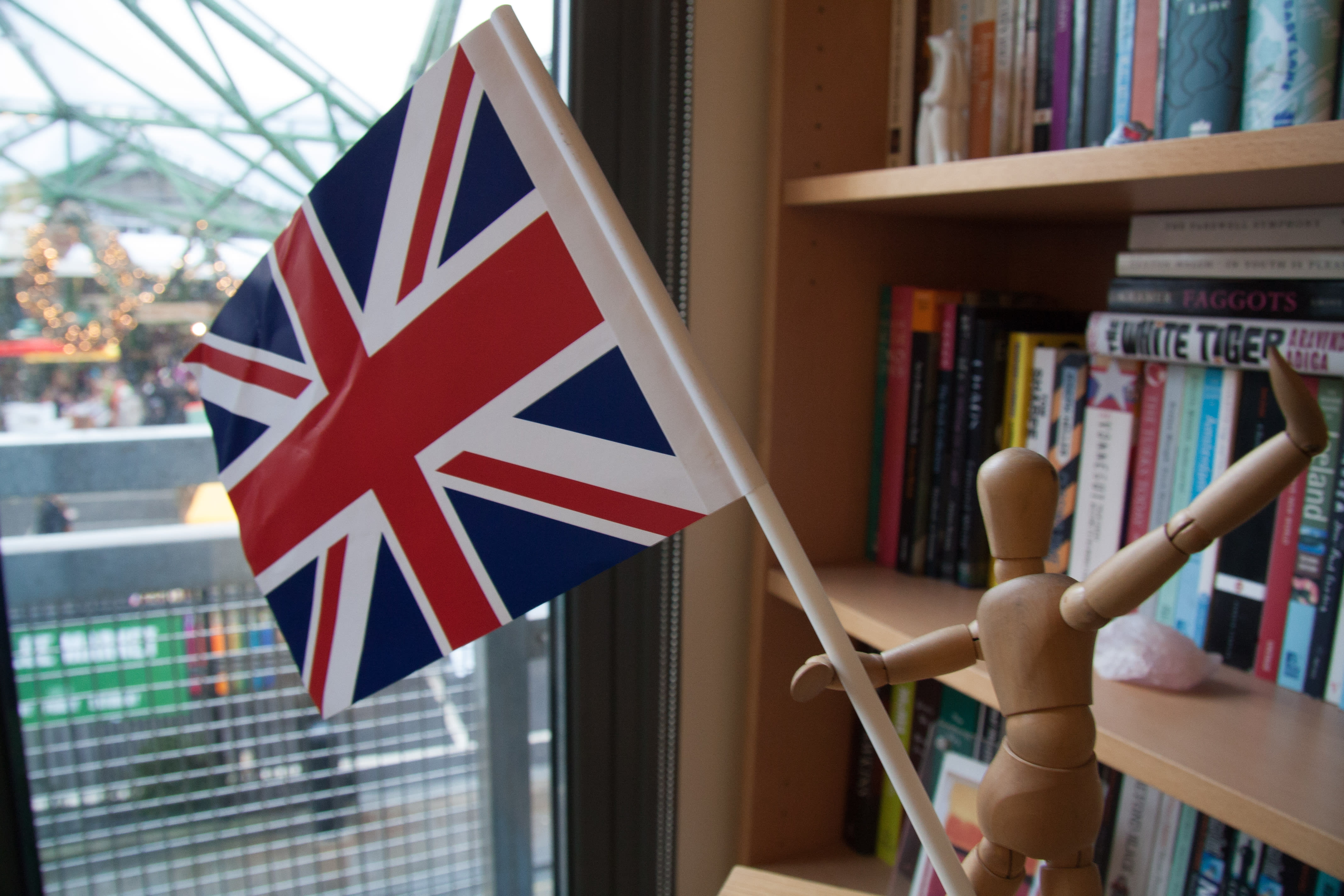 Picture of wooden artist dummy with UK flag Picture of wooden artist dummy with UK flag